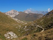 60 Dalla Bocchetta di Cimetto (1935 m) il valloncello con profonde doline carsiche